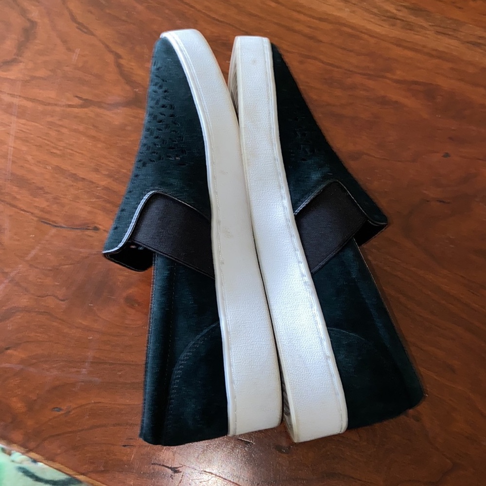 Vionic Kanu slip on black shoes - Picture 4 of 9